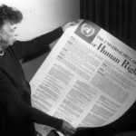 eleanor_roosevelt_muestra_declaracion_universal_derechos_humanos
